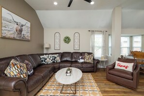 スマートテレビ、暖炉、PC モニター