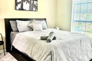 2 habitaciones, escritorio, tabla de planchar con plancha y wifi gratis