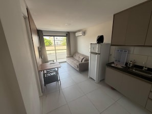 Apartamento standard | Área de estar | Smart TV 32 polegadas com canais digitais