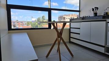 Estúdio standard | Cozinha privada | Frigobar, micro-ondas, talheres/pratos/utensílios de cozinha