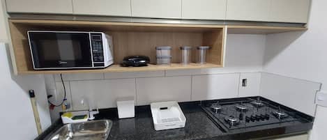 Family Studio | Private kitchen | Mini-fridge, microwave, cookware/dishes/utensils
