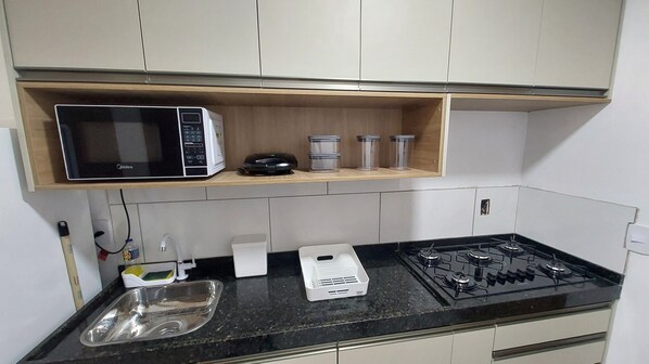 Family Studio | Private kitchen | Mini-fridge, microwave, cookware/dishes/utensils