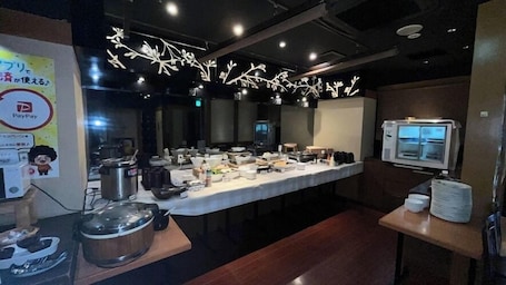 Daily buffet breakfast (JPY 1000 per person)