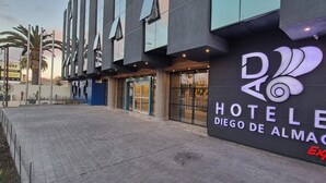 A hotel exterior with a modern design, featuring a prominent sign for "HOTELES DIEGO DE ALMAGRO Express." - Hotel Diego de Almagro La Serena Express (La Serena)