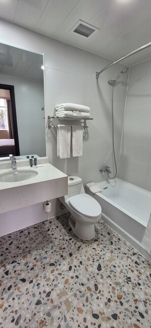 Baignoire, sèche-cheveux, serviettes fournies, savon