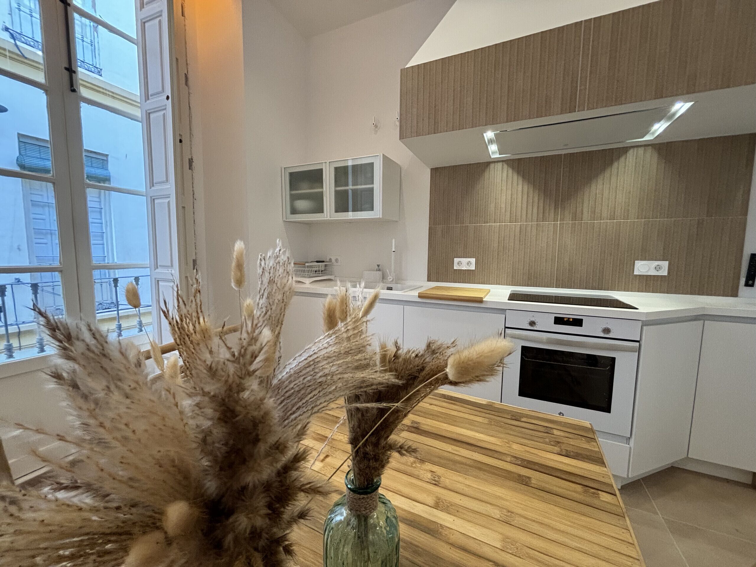 Een koelkast, een magnetron, een oven, een vaatwasser