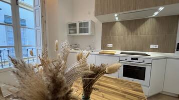 Een koelkast, een magnetron, een oven, een vaatwasser