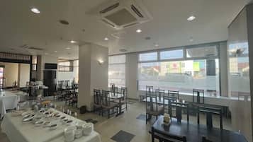 Daily buffet breakfast (JPY 1000 per person)