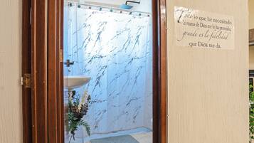 Deluxe Apartment | Bathroom