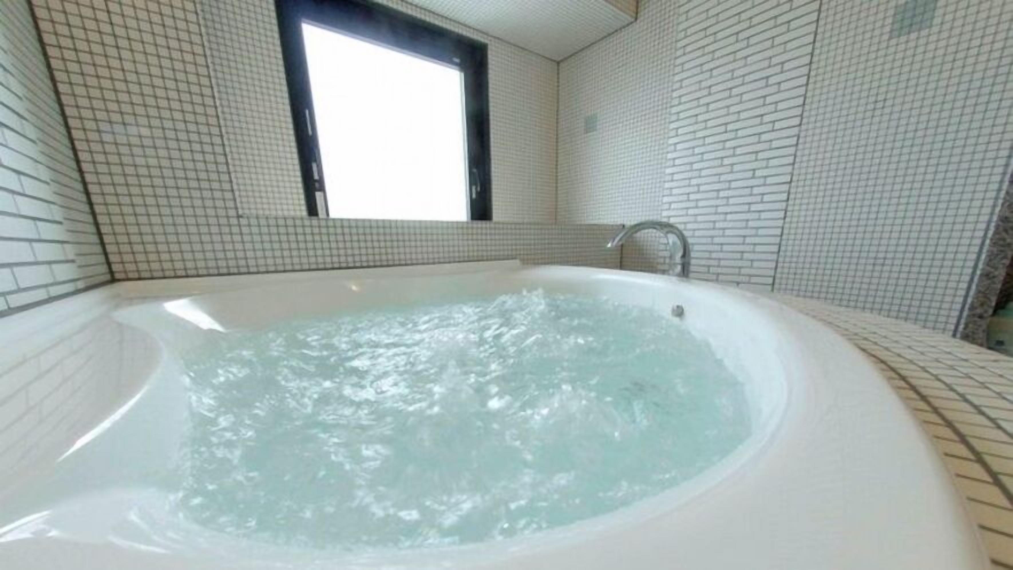 Kombinasi shower/bathtub dan perlengkapan mandi gratis