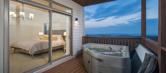 The Hydeout - 2 bedroom mountain retreat with serene views