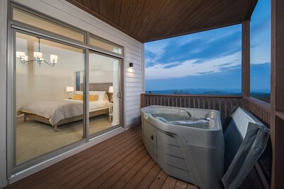 The Hydeout - 2 bedroom mountain retreat with serene views