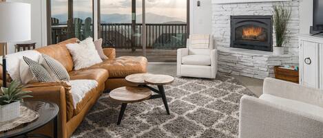 智能电视、壁炉、书、打印机