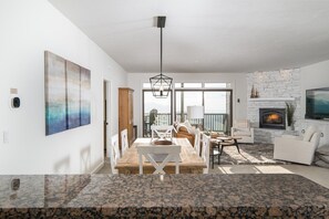 Smart TV, chimenea, libros, impresora