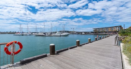 Marina Getaway ~ Satisfying ocean view with the sea breeze!