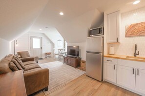 TV - Scarlet Ridge Retreat | Near Wineries & DT Austin! (Austin)