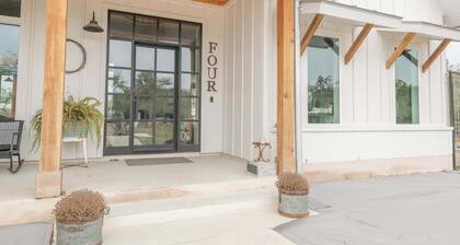 Scarlet Ridge Retreat | Near Wineries & DT Austin!