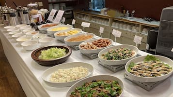 Daily buffet breakfast (JPY 1000 per person)
