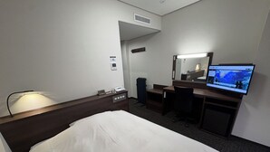A hotel room with a bed, desk, chair, TV, and a lamp. - Hotel Alpha-One Iwaki (Iwaki)