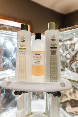 Douche, sèche-cheveux, serviettes fournies, savon