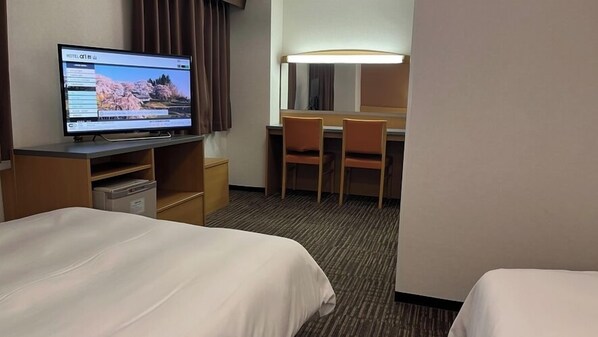 A hotel room with a bed, a desk with a computer, a chair, and a lamp. - Hotel Alpha-One Koriyama (Koriyama)