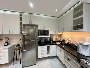 Villa | Private kitchen | Cookware/dishes/utensils, spices, dining tables - Casa no morumbi com AC- Brazilian Corner (São Paulo)