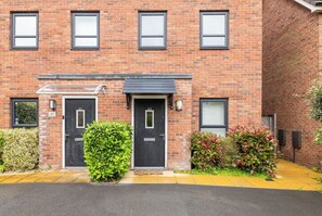Exterior detail - Stunning 3 Bedroom House with large Garden and Free parking (Salford)