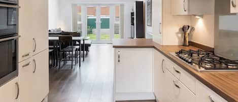 Jääkaappi, mikroaaltouuni, uuni, liesi