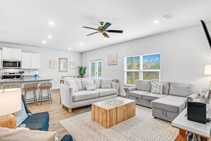 Télévision, table de tennis de table, livres