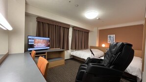 A hotel room with a desk, a massage chair, a bed, and a television. - Hotel Alpha-One Koriyama-Higashiguchi (Koriyama)