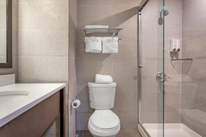 Hair dryer, bathrobes, towels, soap - Red Roof Inn PLUS+ Brooklyn - 3rd Ave (Brooklyn)