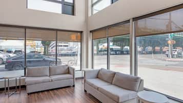 Lobby-lounge