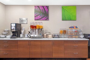 Free daily continental breakfast - Red Roof PLUS+ Brooklyn - 3rd Ave (Brooklyn)