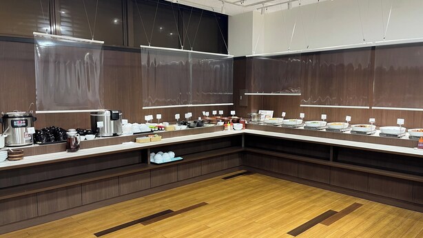 Una cocina moderna con una isla central, equipada con diversos electrodomésticos y una disposición tipo bufé.