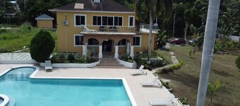 Tranquil luxury villa by the seas