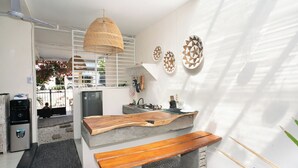 Una cucina moderna con un piano di lavoro in legno, una panca integrata e piastre decorative a parete.