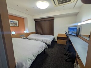 Desk, blackout curtains, free WiFi - Hotel Alpha-One Yokohama Kannai (Yokohama)