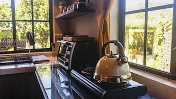 Ovn, kaffetrakter/tekoker, brødrister og kjøkkenutstyr