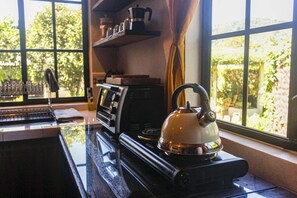 Horno, cafetera o tetera, tostadora y utensilios de cocina