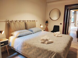 2 Schlafzimmer, Schreibtisch, Bügeleisen/Bügelbrett, Reisekinderbett