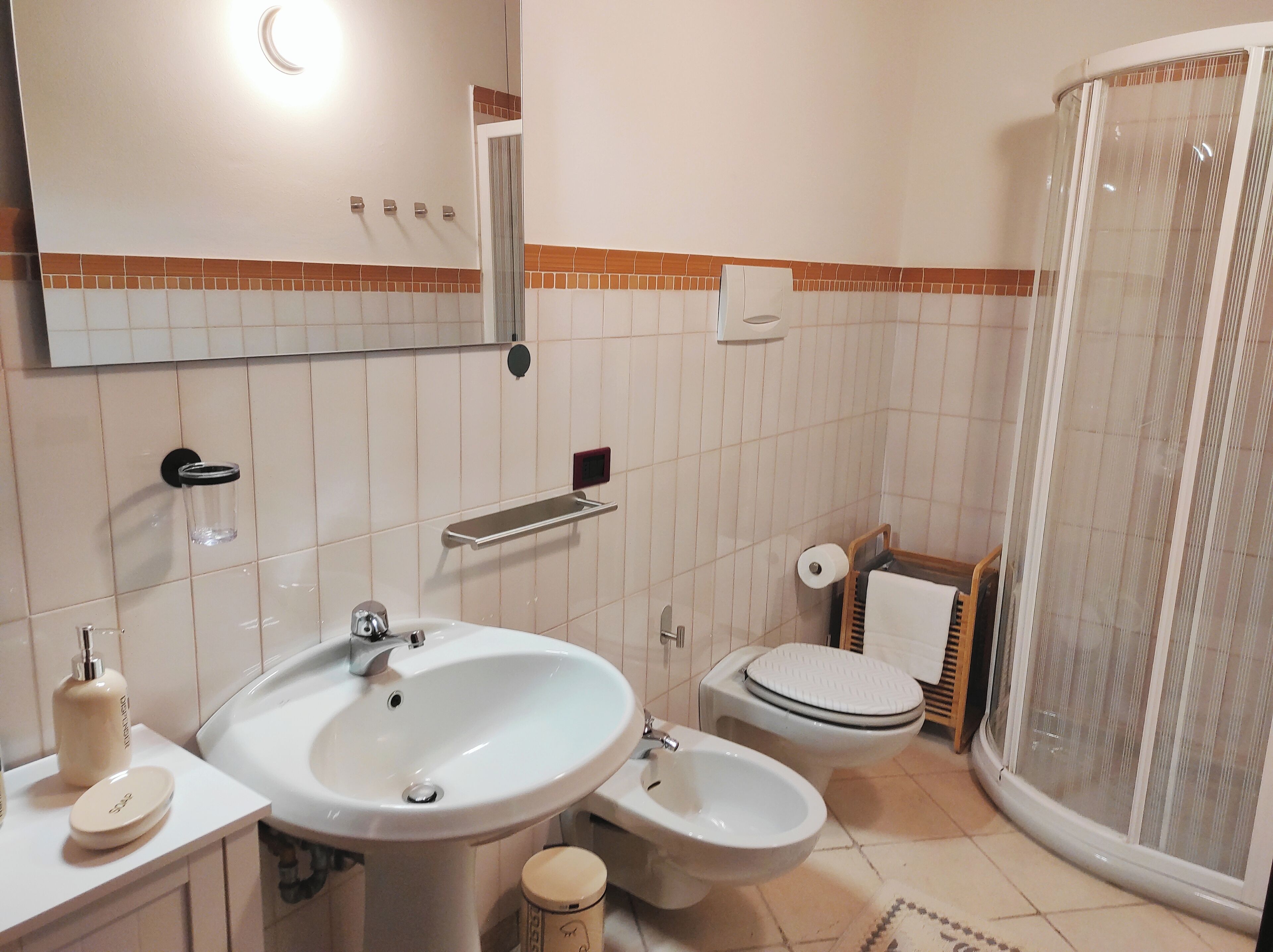 Ein Badezimmer mit Waschbecken, Bidet, Toilette und Dusche.