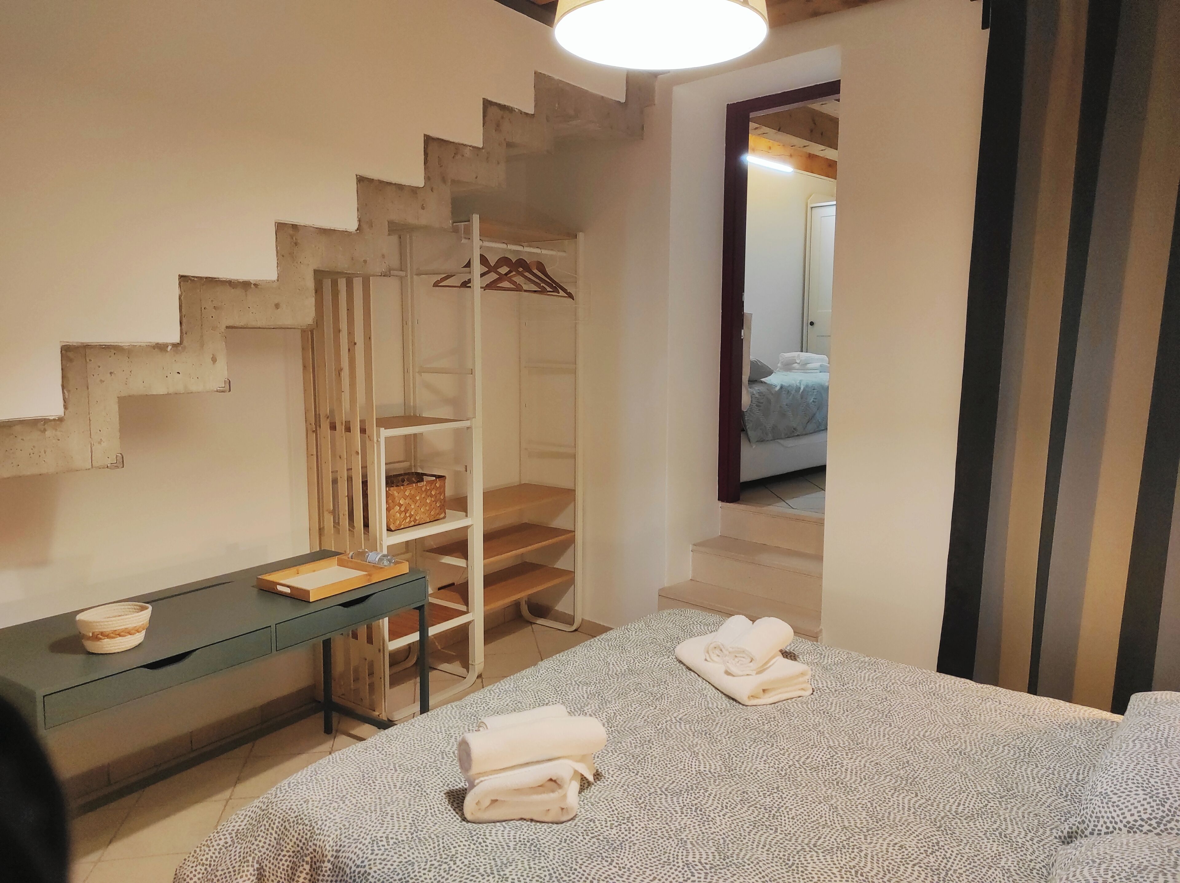 2 soverom, skrivebord, strykejern/-brett og reiseseng for barn