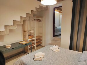 2 soverom, skrivebord, strykejern/-brett og reiseseng for barn