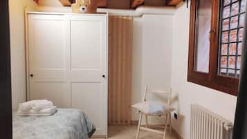 2 Schlafzimmer, Schreibtisch, Bügeleisen/Bügelbrett, Reisekinderbett