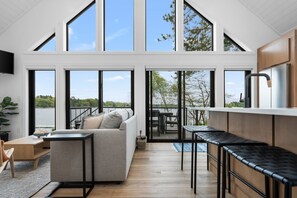 Télévision, cheminée, espaces bureaux