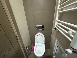 Dusch, handdukar, tvål och toalettpapper