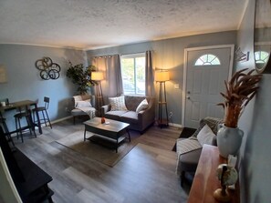 Smart TV, stereo - Charming 2-bedroom house, quiet neighborhood, Lansing with WiFi (Lansing)