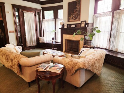 Charming 4-Bedroom Inn with Modern Comforts in Toledo