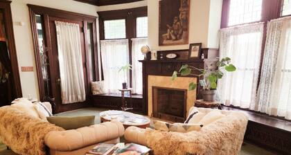 Charming 4-Bedroom Inn with Modern Comforts in Toledo