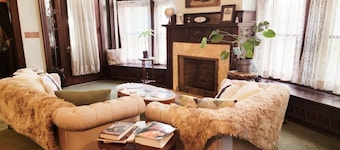 Charming 4-Bedroom Inn with Modern Comforts in Toledo